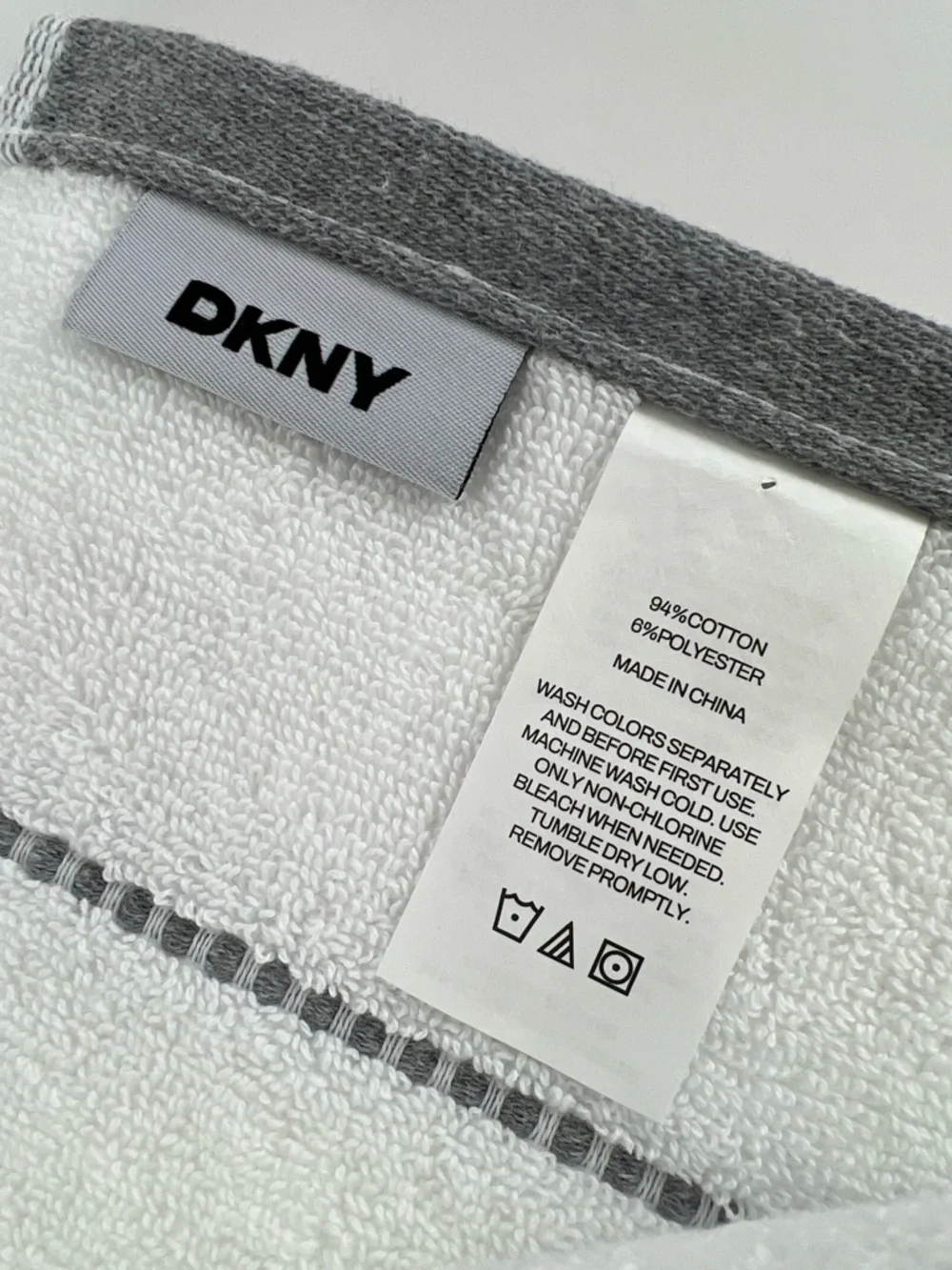 DKNY Bath Towels Eco-melange White Gray Plush Cotton Absorbent Set of 2 NEW